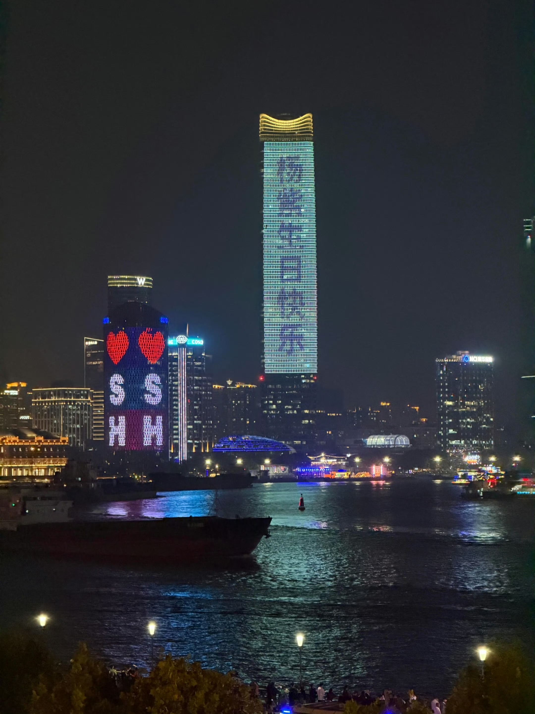 杨紫玉泽首位全球护肤代言人 玉泽为代言人杨紫准备的白玉兰生日应援大屏真是太用心啦