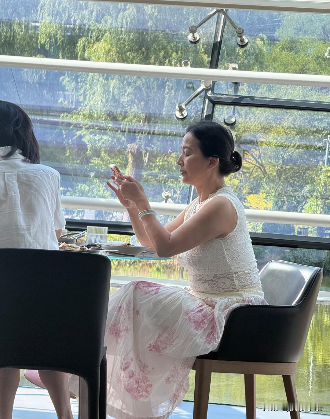 刘亦菲67岁妈妈刘晓莉在北京一间餐厅被偶遇，她穿着裙子，挽着发髻，身材丰腴，虽然