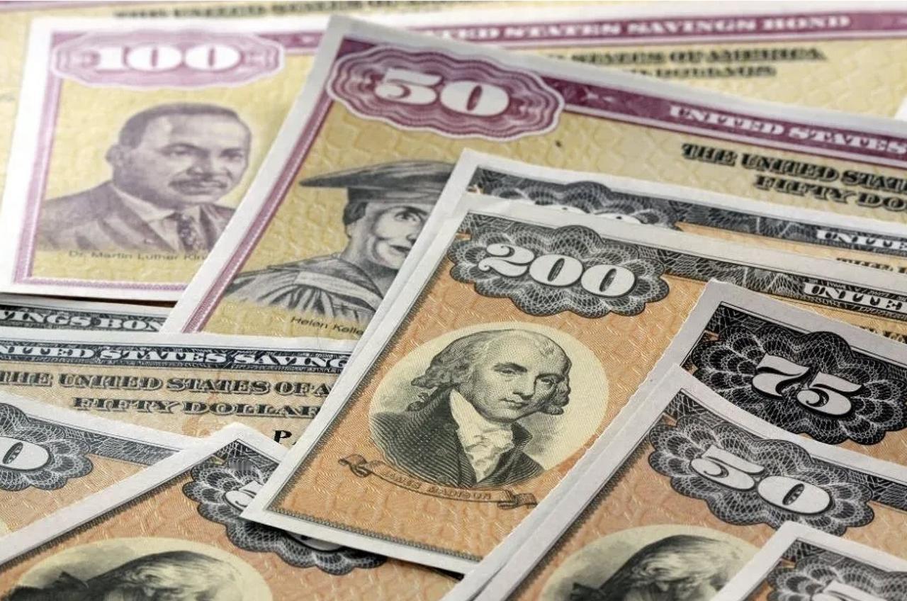 中国抛售美债
当地时间11月18日，美国财政部公布最新数据显示，在2025年9月