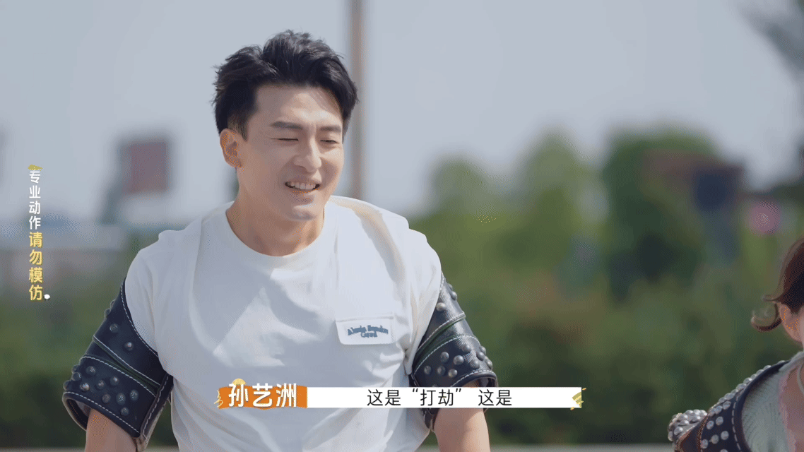 何广智摔跤又偷又抢 何广智跟刘奕君的摔跤太有戏！《非来不可3》里他赛前装乖握手，