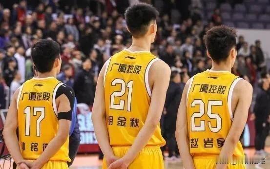 广厦四少！
1.少上场时间
孙铭徽常规赛上场36.3分钟，1/4决赛32.6分钟