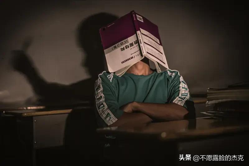教育反思录（933）
教育怪象之家长陪孩子写作业
不知从什么时候开始
作业成了家