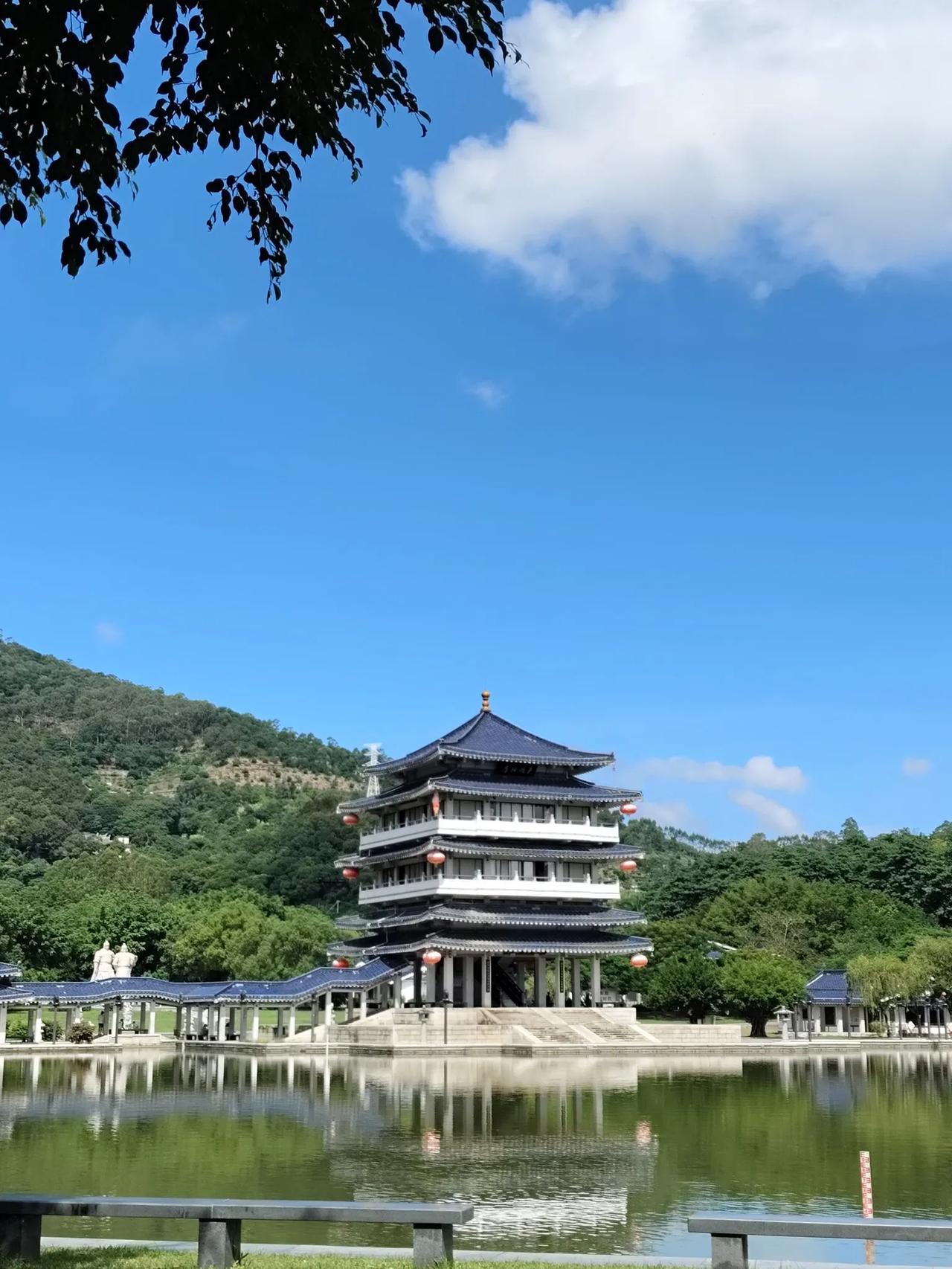 秋分，秋光明媚，景色宜人，蓝天白云，湖水粼粼，绿草如茵，翠树林立，楼阁亭台，微风