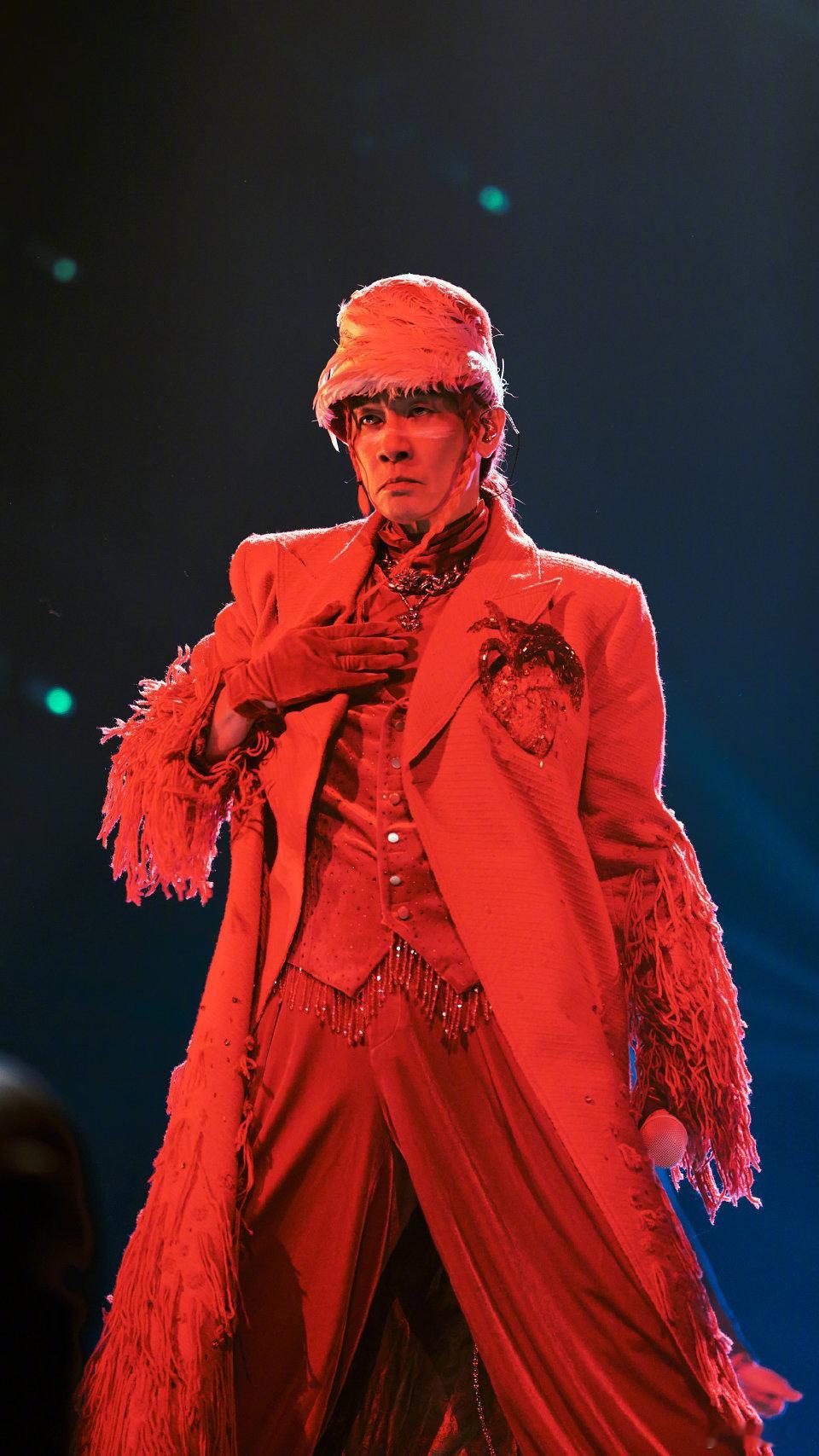 陈小春送粉丝二巡年票 演唱会直接变大湾仔年会！张智霖谢天华等全员集结，豪送二巡年