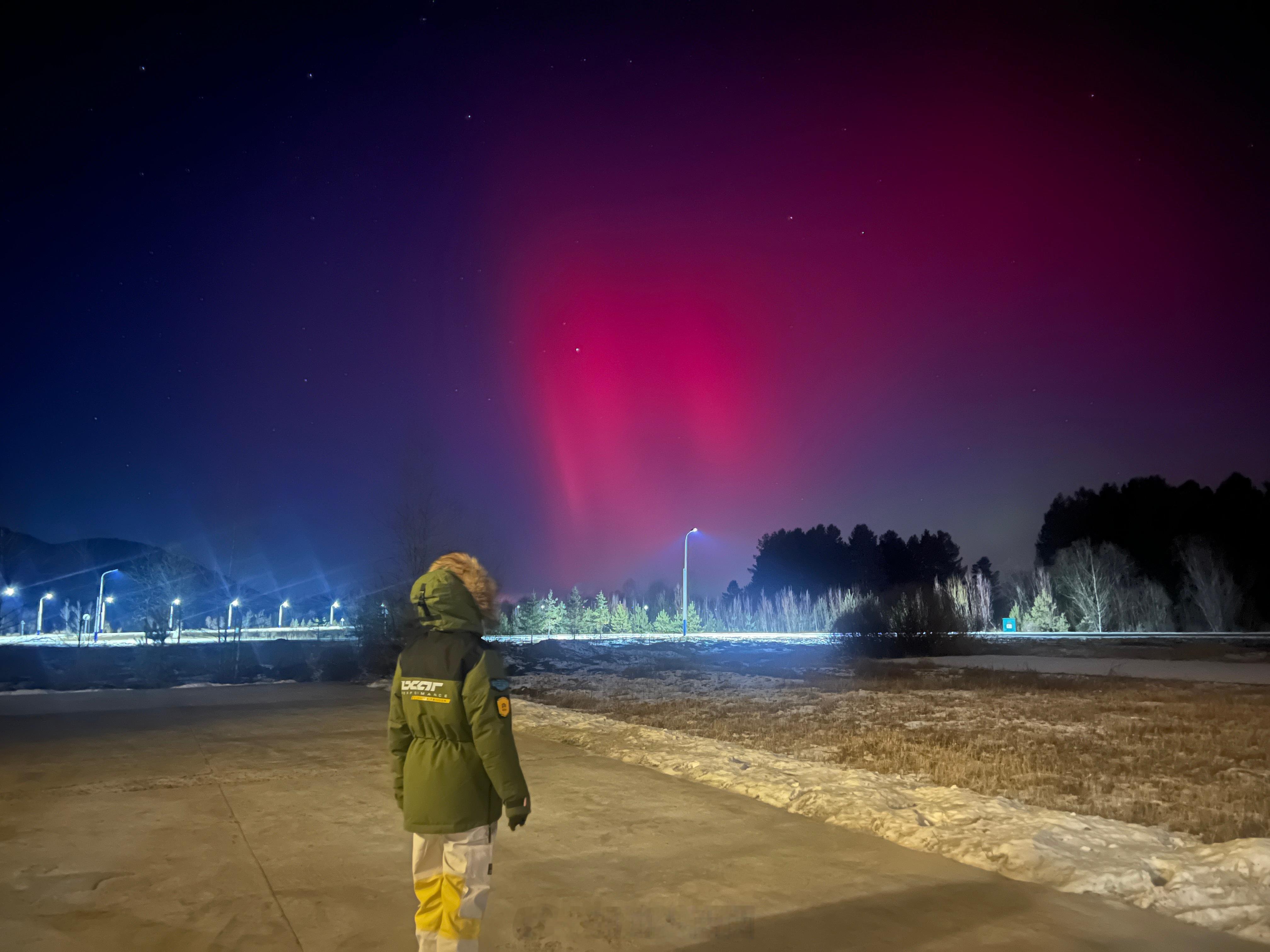 看极光去北欧要3万去漠河仅3千漠河真的有极光，我见过，是真的！而且漠河的蓝调时间