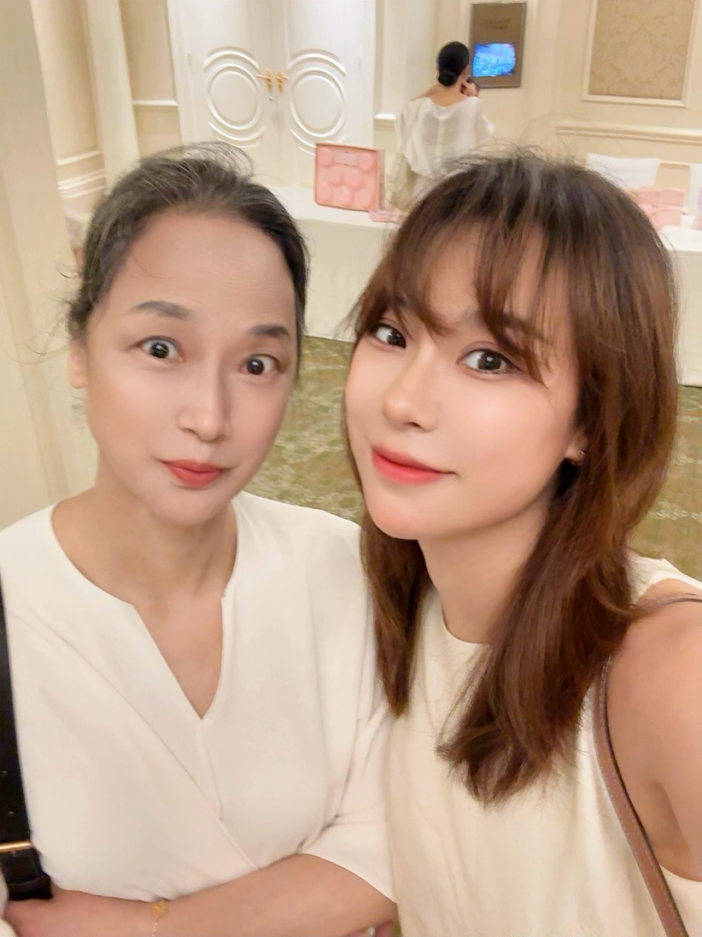 带妈妈去见她年轻时候看的艺人戴军啦🙈我也是看李静姐的《美丽俏佳人》长大的呀卷头
