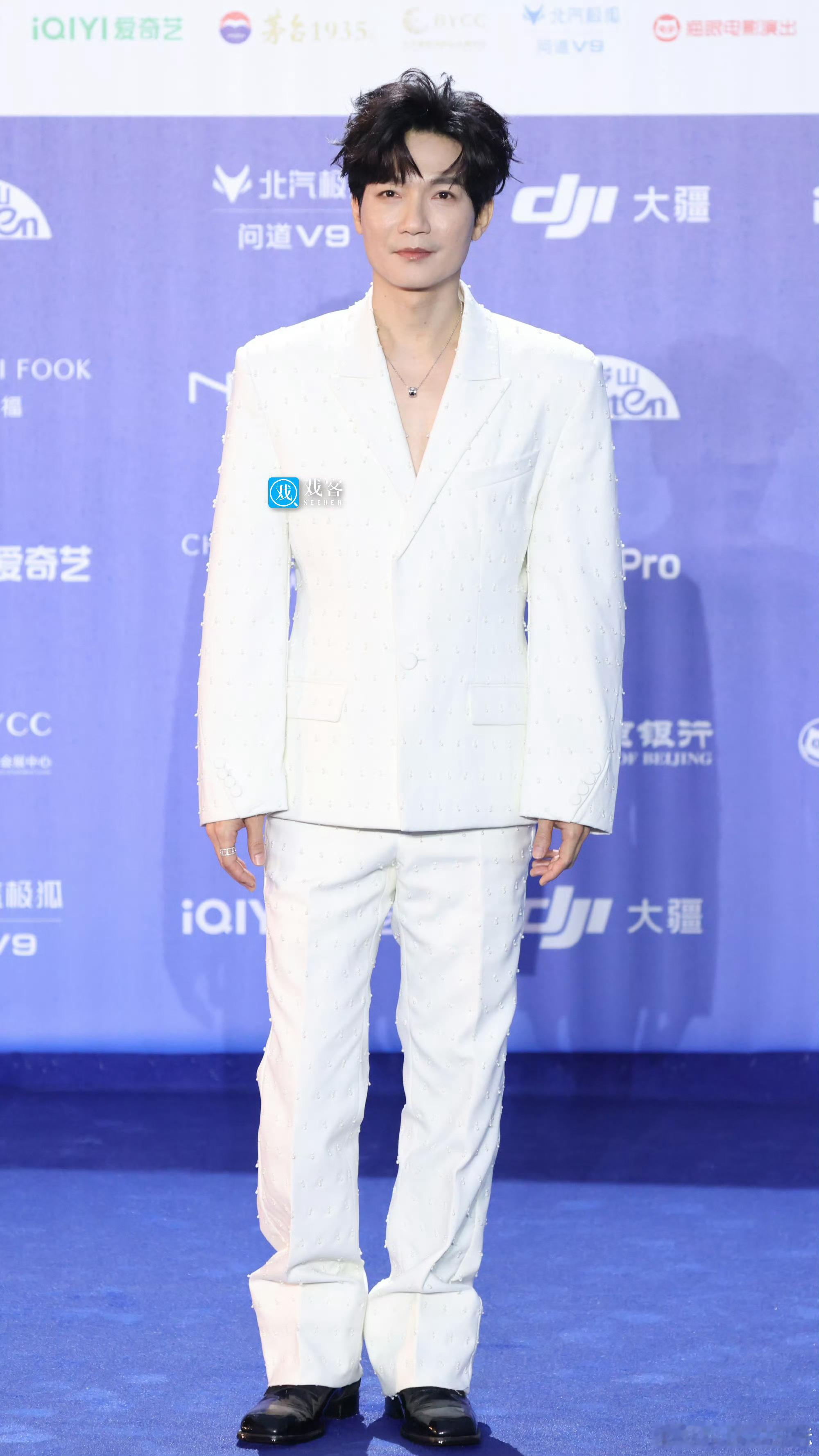 陈楚生北影节红毯生图陈楚生北影节红毯造型 陈楚生亮相北影节红毯，一袭白色立体剪裁