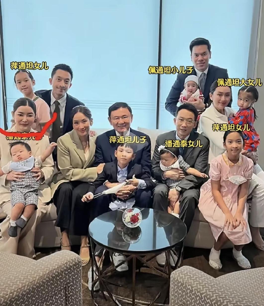 他信一家全家福，看着画面真的温馨又其乐融融啊：他信，两女一男，儿女双全，好福气！