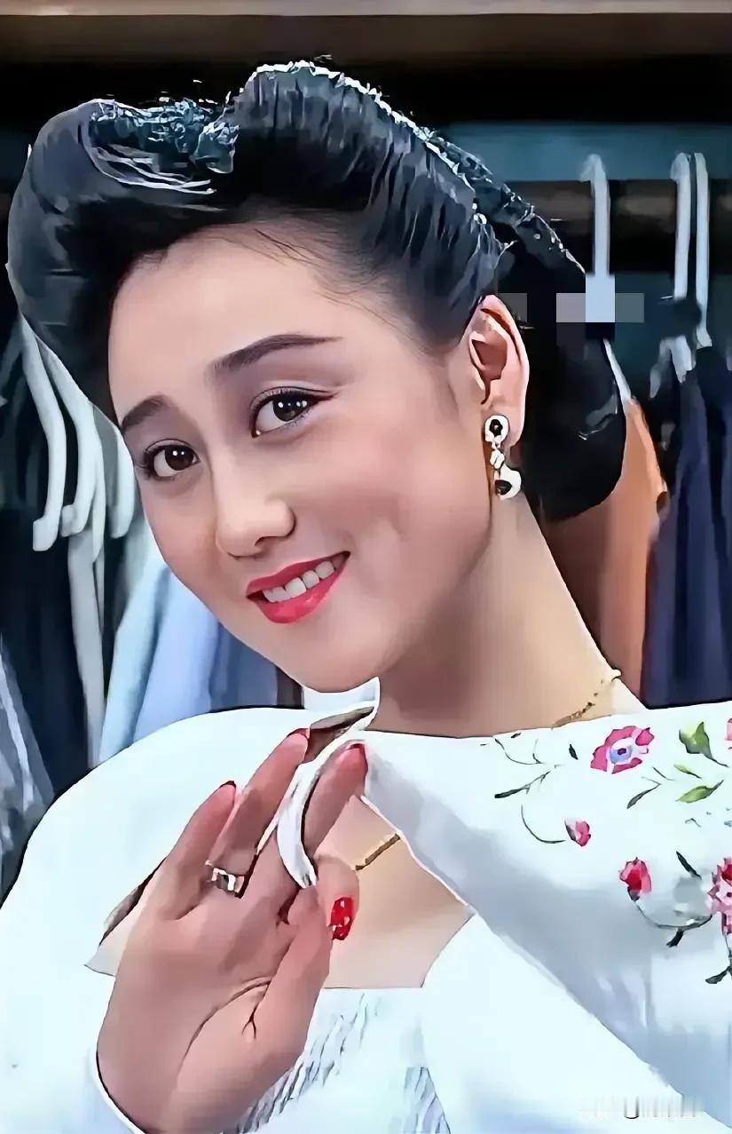 1992年香港颁奖礼，梅艳芳学利智的粤语口音，全场笑翻，利智只能尴尬陪着笑。
