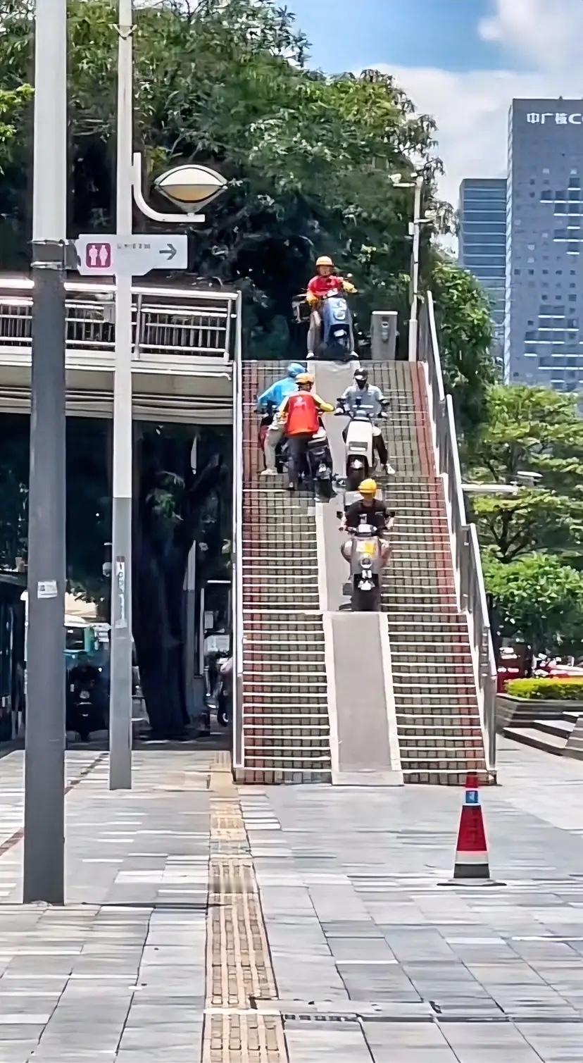 外卖小哥不仅需要速度，还需要骑车技巧