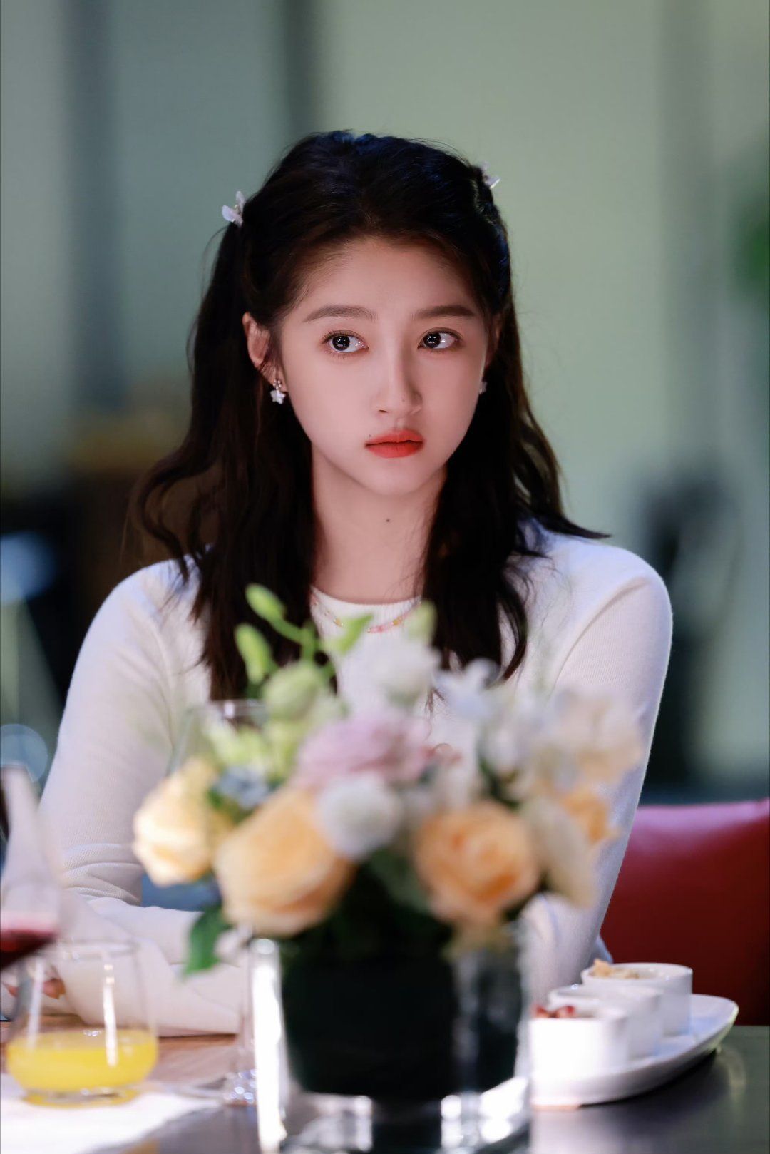 关晓彤 🌸关晓彤孟露莎🌸关晓彤红掌“有人爱你笨拙的赤诚，胜过世间万千雕琢的完