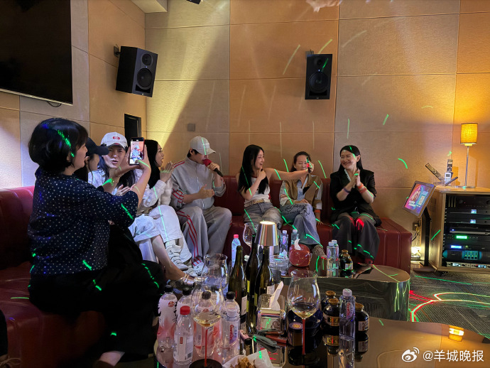 #于正回应赵子琪直播聚餐#【#于正晒和赵子琪合影#】4月14日，发文：“工作完已