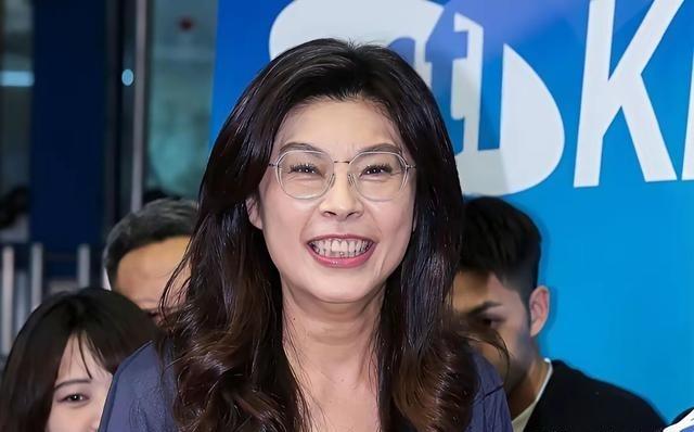 台湾知名媒体人谢寒冰，建议郑丽文访问大陆时，不要用那种大笑的方式，要保持微笑。郑