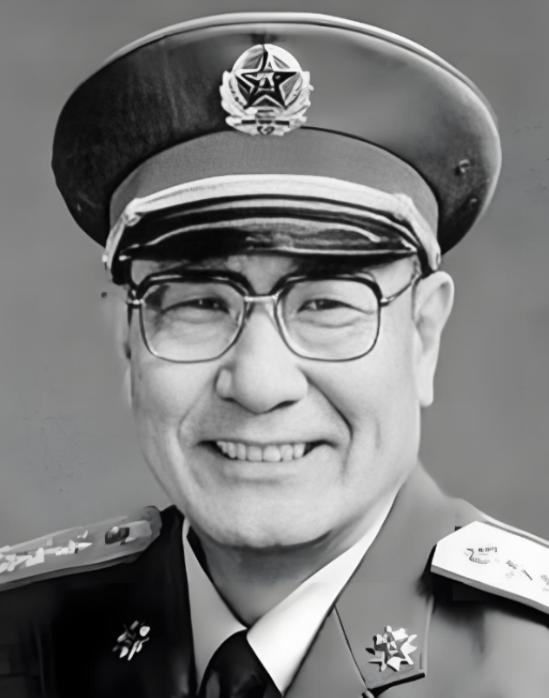 1948年沈阳战俘营，17岁的国军士兵一边哭，一边等着领路费返乡，一名解放军连长