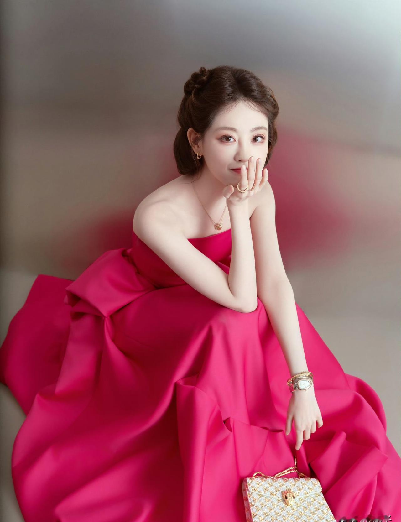 红毯上换衣服容易，换“魂”难。
祝绪丹这半年，给内娱上了一课。
芭莎红毯，她是流