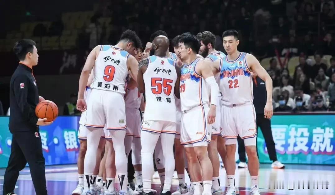2月5日晚，新疆男篮在主场战胜青岛男篮之后，稳居联盟第一的位置，同时他们也提前1