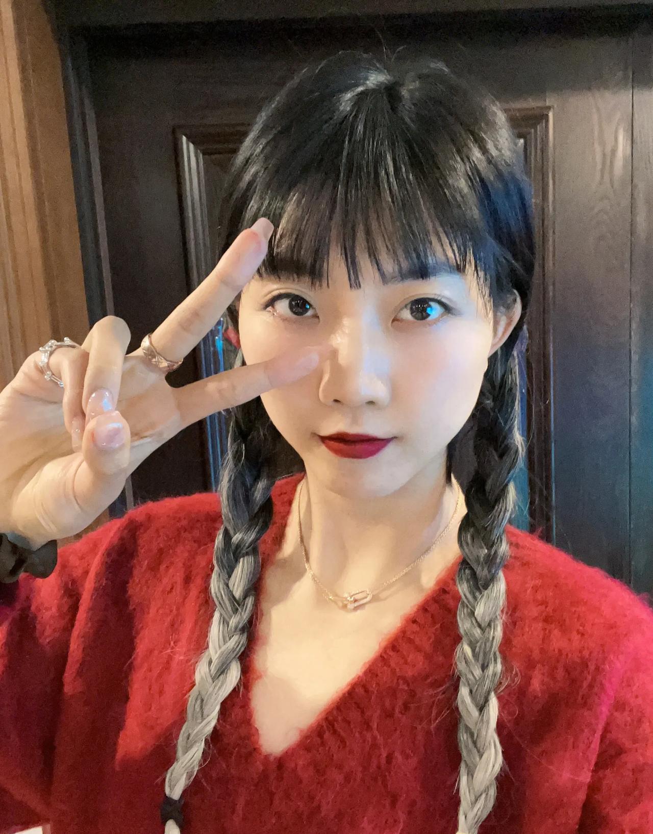 [玫瑰]各位喜欢排球女孩的帅哥，请你看过来～
喜欢这款排球美女吗？她是中国女排现