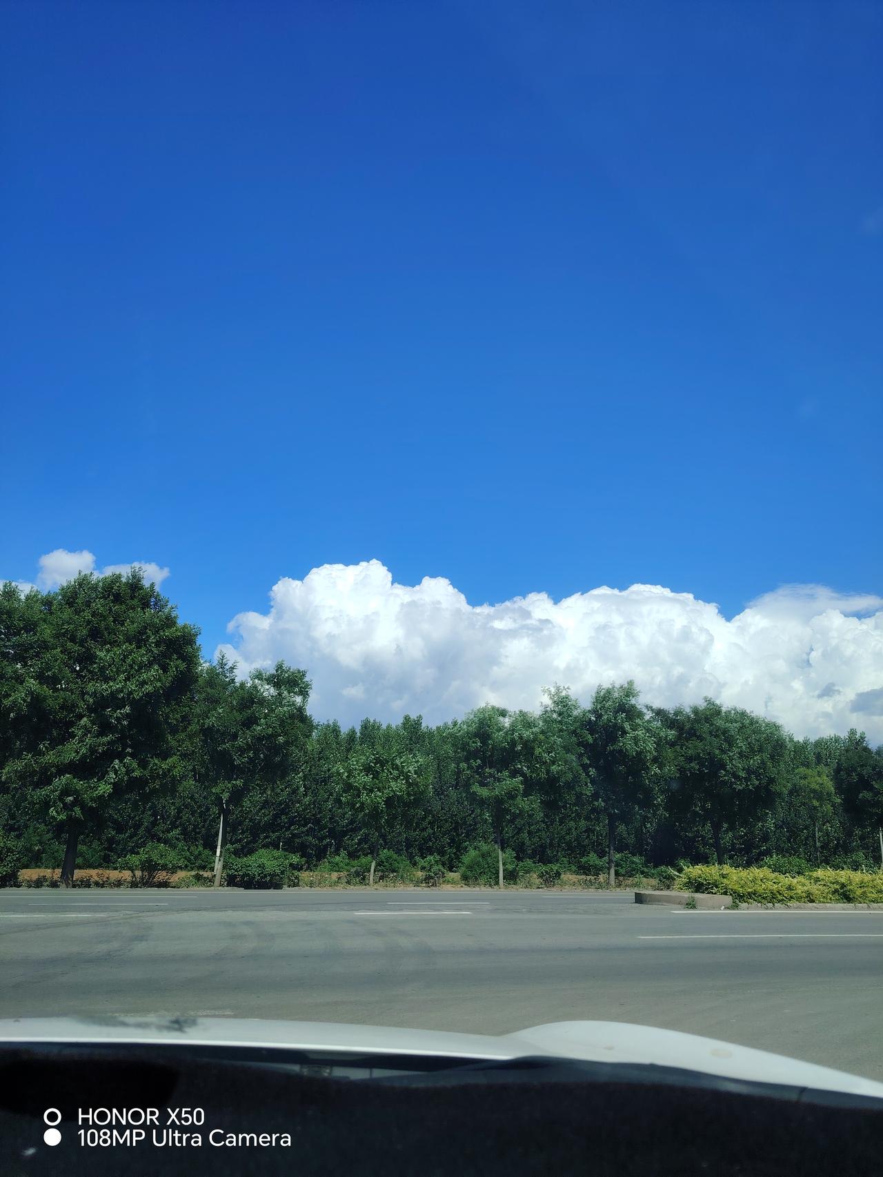 夏日生活打卡季 蓝天白云下的田野与工地，静谧与忙碌的交织。