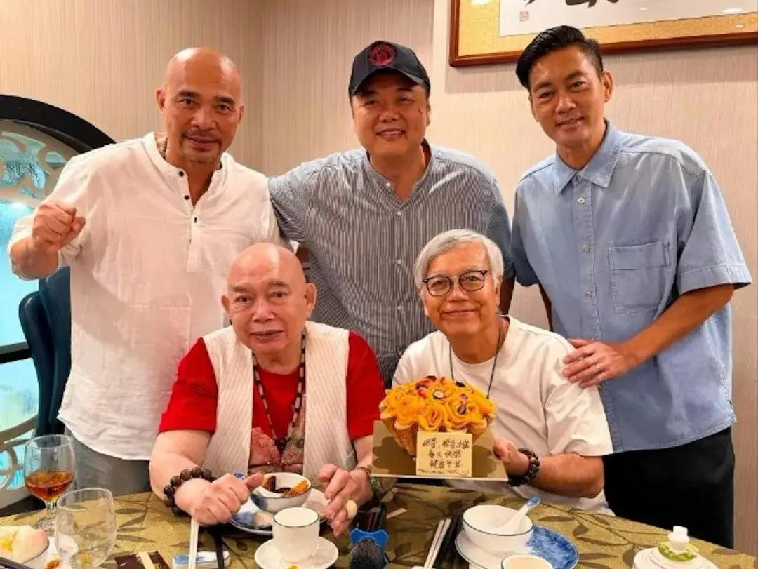近日，黄一飞84岁庆生宴，电影《少林足球》中的五位师兄弟齐聚合影。

当天，来的