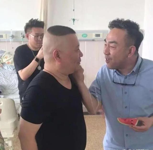 论辈分的重要性，郭德纲在杨义面前拘谨的像个小孩。
众所周知，相声演员们把辈分看的