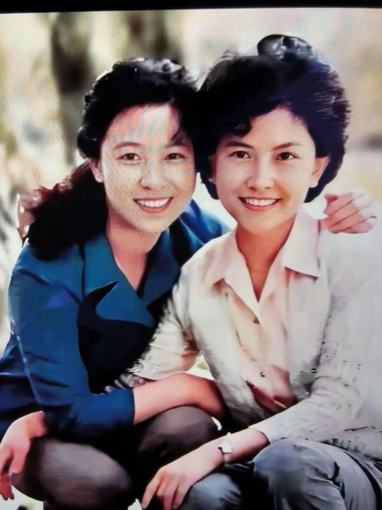 这是80年代初，王馥荔和姐姐在自家花园的一张留影。