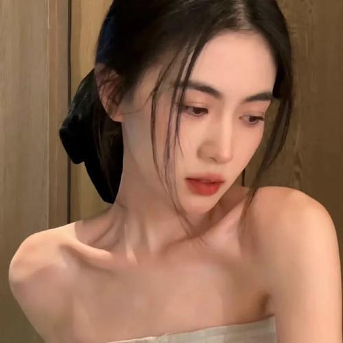 温柔但有边界，心软，却不软弱；善良，也带锋芒。