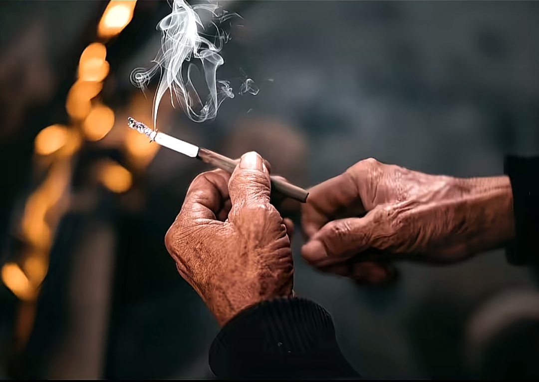 住户阳台抽烟被邻居拿喇叭喊话投诉很有感触！我家楼下方子被业主租出去了，是群组，一
