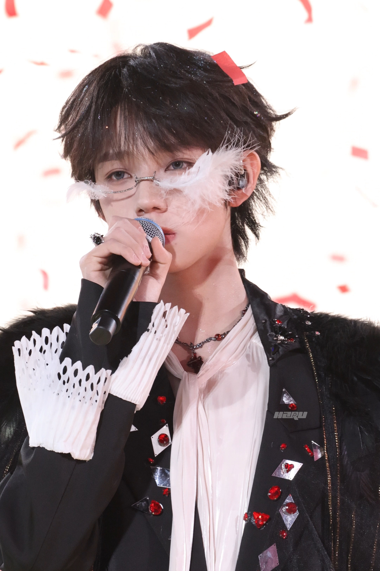 王橹杰羽毛脸饰生图。 