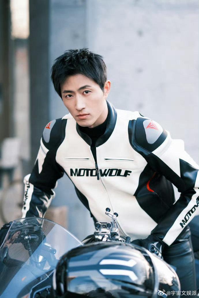 王凯沐好会亲一男的 王凯沐的吻戏，总是能够轻易打动观众的心。他的每一次亲吻都充满