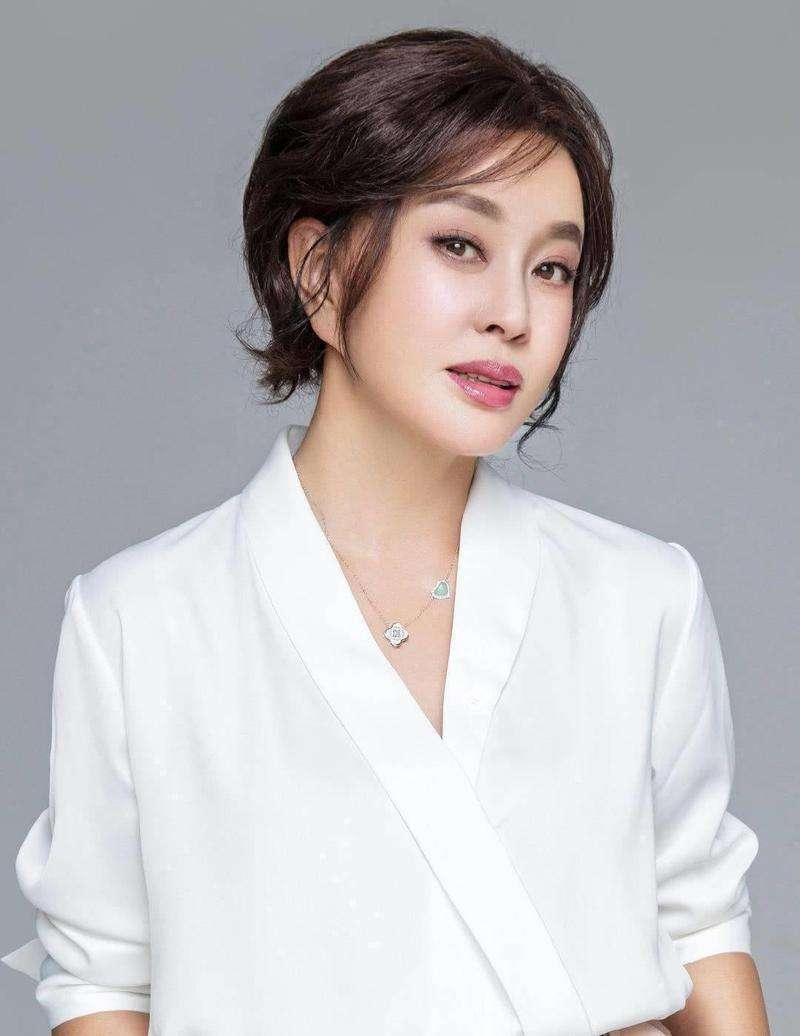 然而，无论经历多少风波，她始终保持着旺盛的生命力和不服输的精神。从422天的羁押