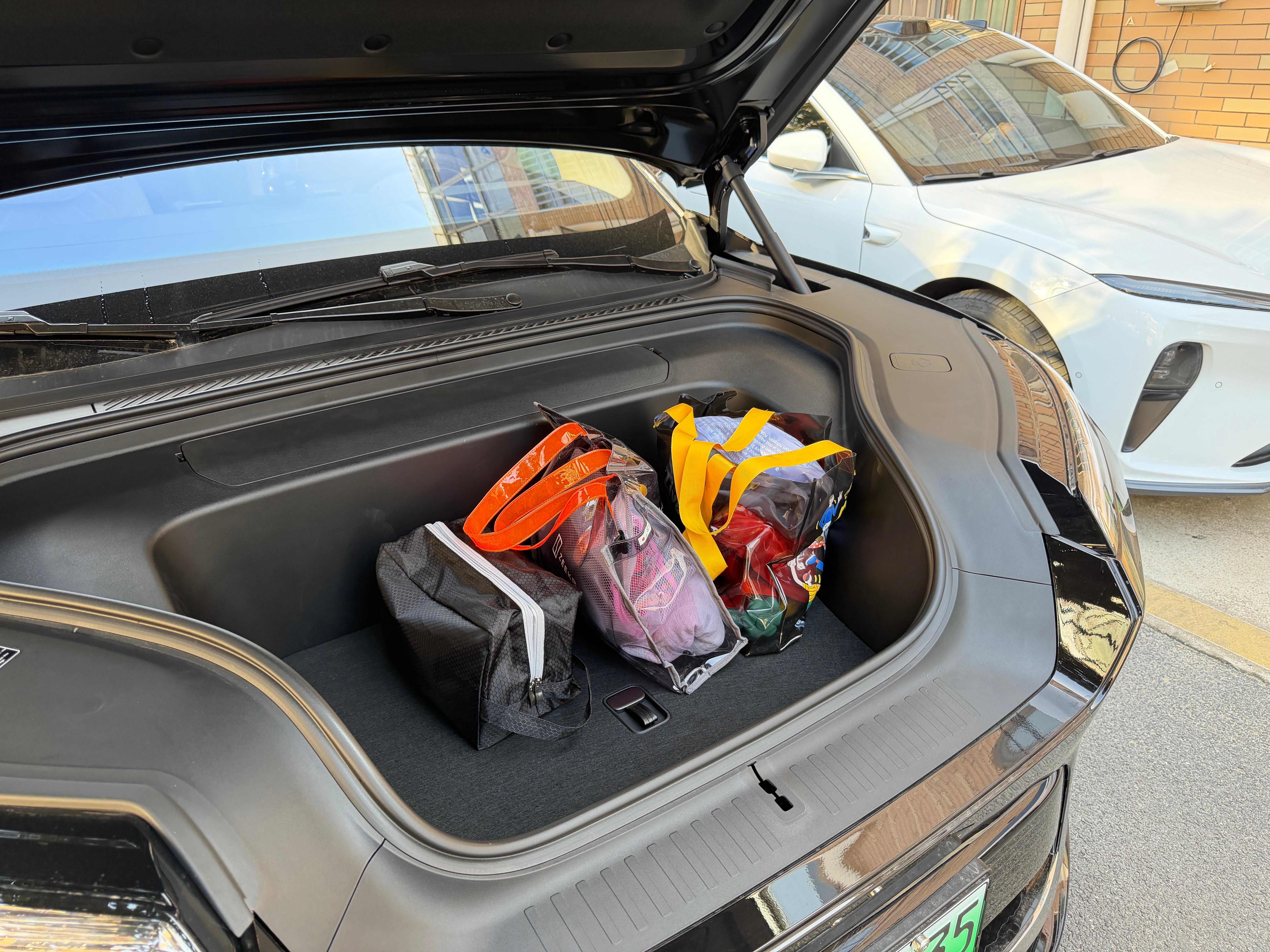 游泳日！感觉这个ES8前备箱框买亏了，本来这里是防水的，不怕湿哒哒的泳衣。。。现