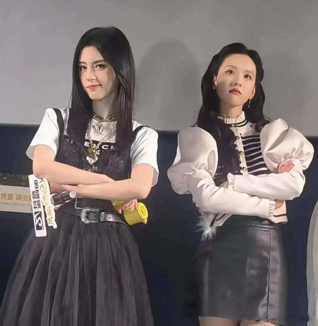 摄影师不对劲吧？明明陈都灵比鞠婧祎高很多，怎么把陈都灵拍矮了？ 