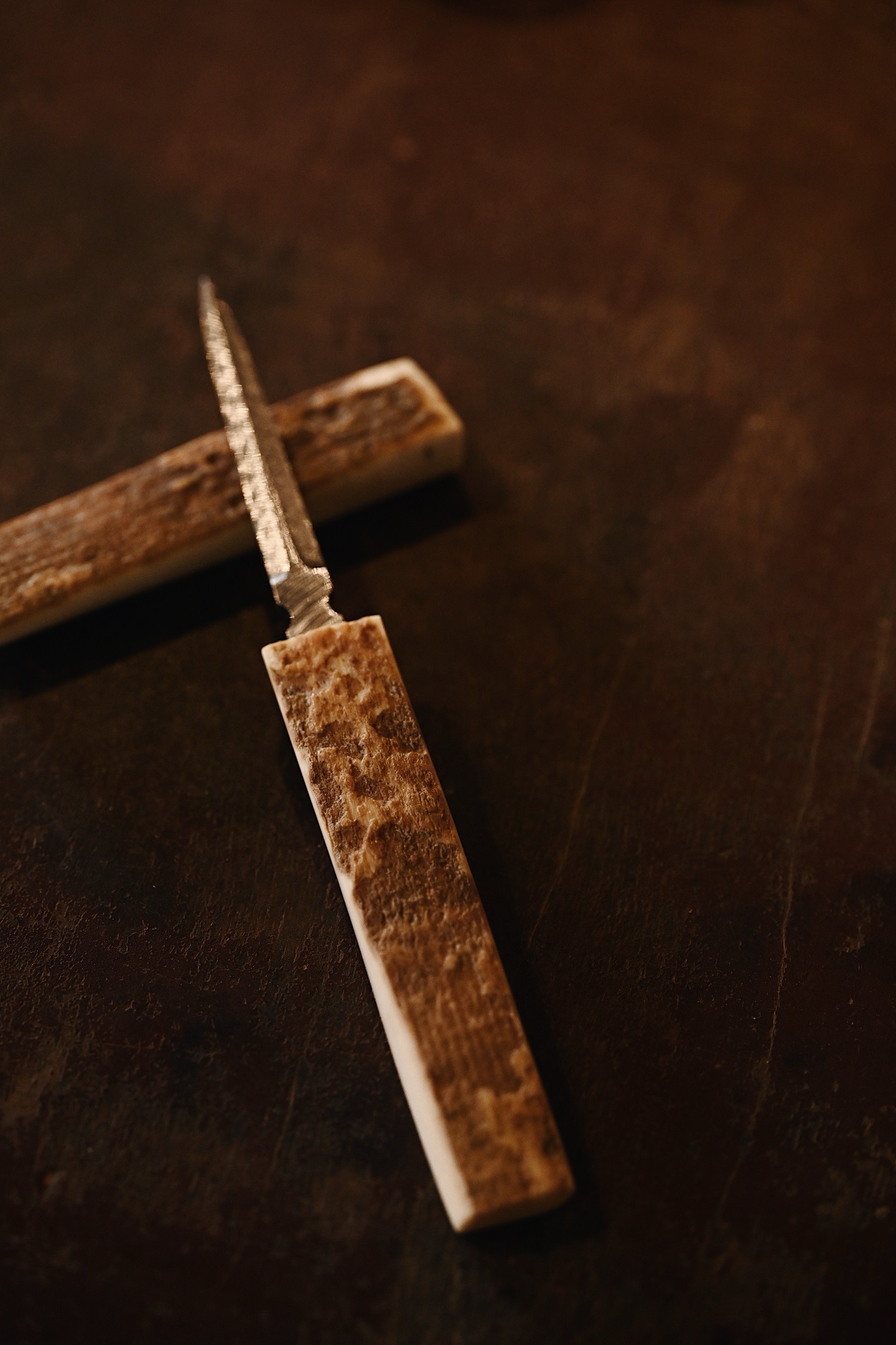 猛犸 | 茶刀质地细腻，色泽清润，天然皮壳纹理变化多样，素雅无雕，自然隽永，恰合
