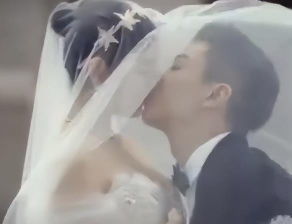 不知道陈妍希婚前怎么样，但我觉得她婚后照顾孩子、工作并且长期在内地。这几点就非常
