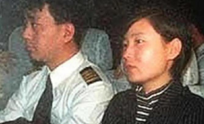 1998年，国航飞行员袁斌嫌单位分房子不公平，拉着老婆，开着坐了95名旅客的航班