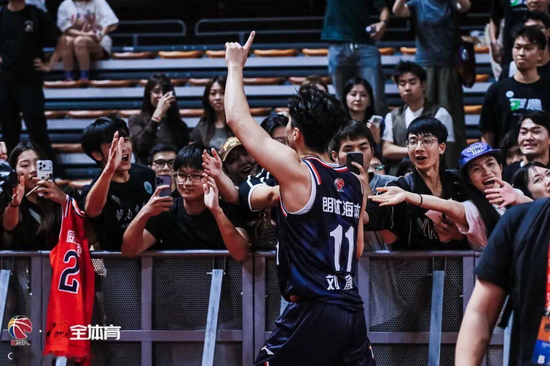 昨晚广州朗肽海本对阵福建晋江文旅的生死战，队长刘颜诚投中6记三分，拿下生涯新高的