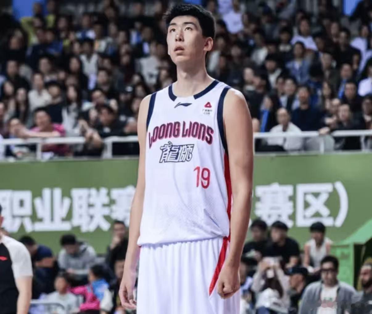 曝有5支NBA球队希望邀请徐昕试训重磅消息！据报道，已有5支NBA球队向广州男篮