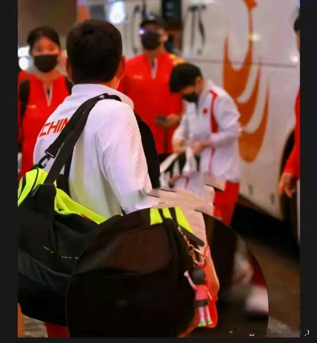 莎莎教练邱贻可也双标啊
采访时说也不知道为什么那么多人喜欢莎莎
巴黎出征时又在自