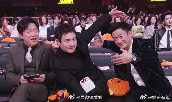 吴京沈腾给黄渤看傻了 谁被这仨笑晕！吴京沈腾直接给黄渤看傻，娱乐圈老前辈的整活名