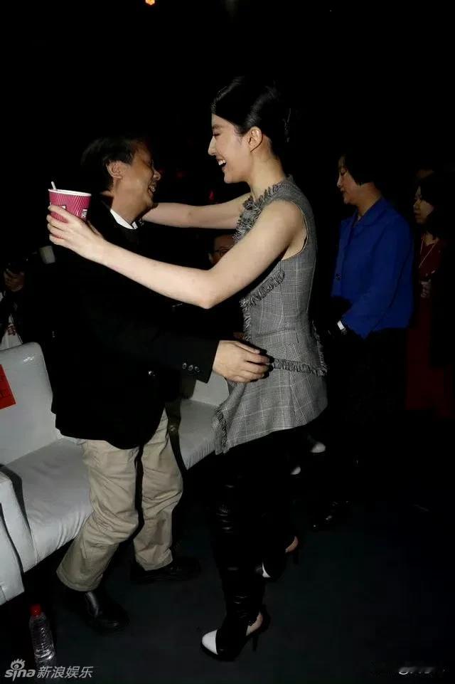 如果你是这男的，被刘亦菲洒了一身的液体，你会怎么办？