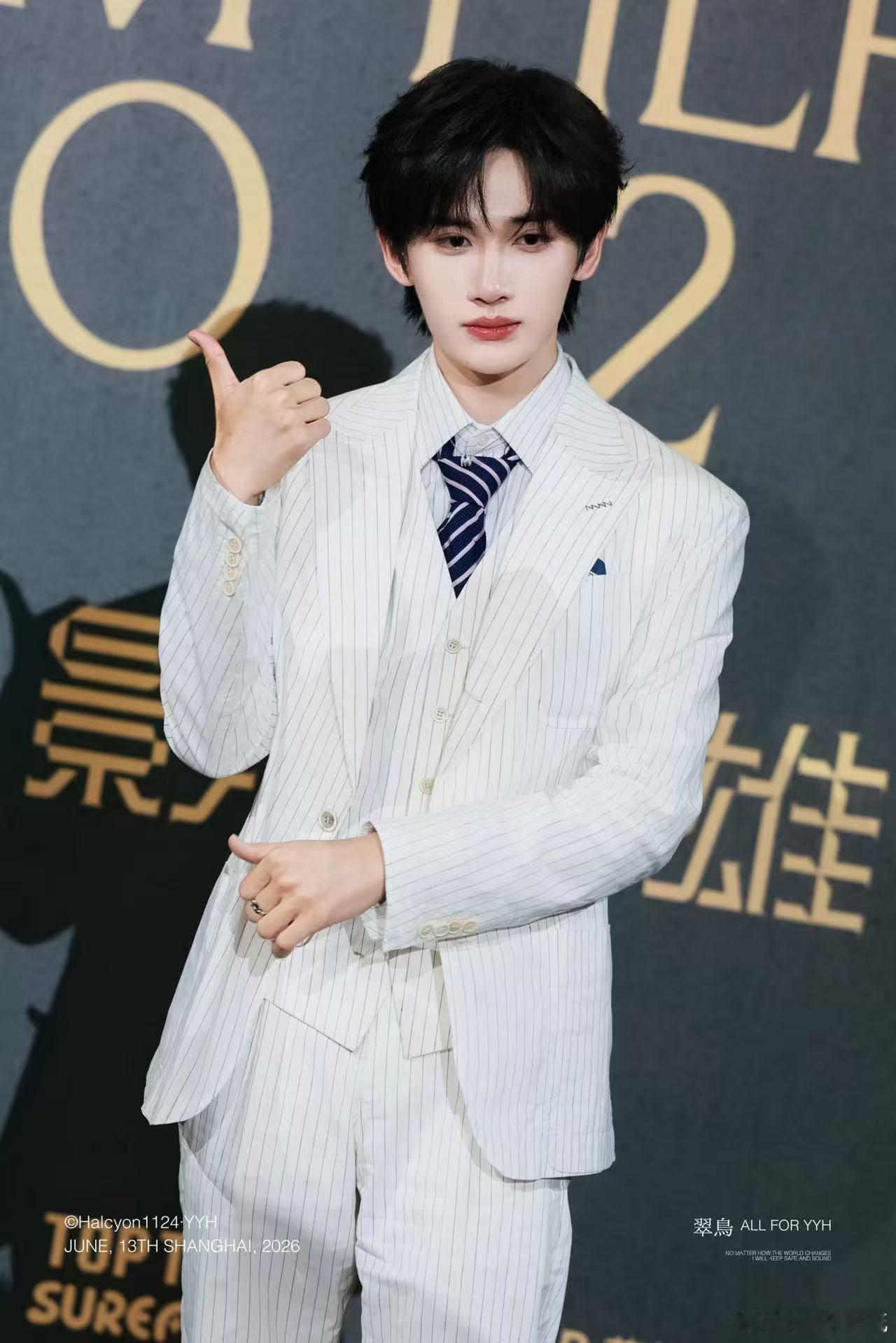 余宇涵白色条纹西装新生代时尚感天花板！ 放弃繁杂装饰，靠利落条纹版型凸显身材优势
