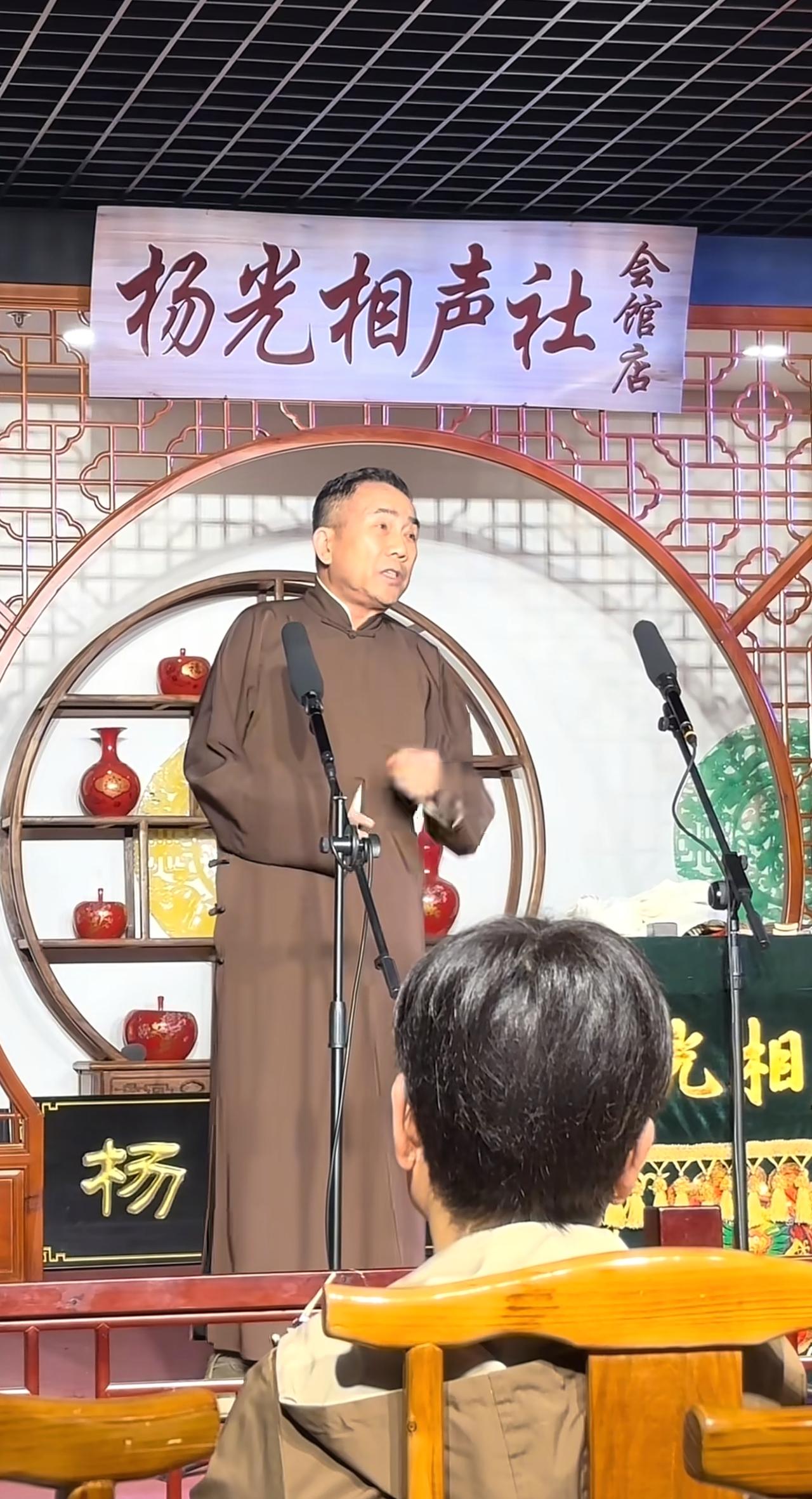 天津相声名家杨议因观众捣乱爆粗口骂人，被挑衅虽情有可原，失了名家分寸更可惜。
 