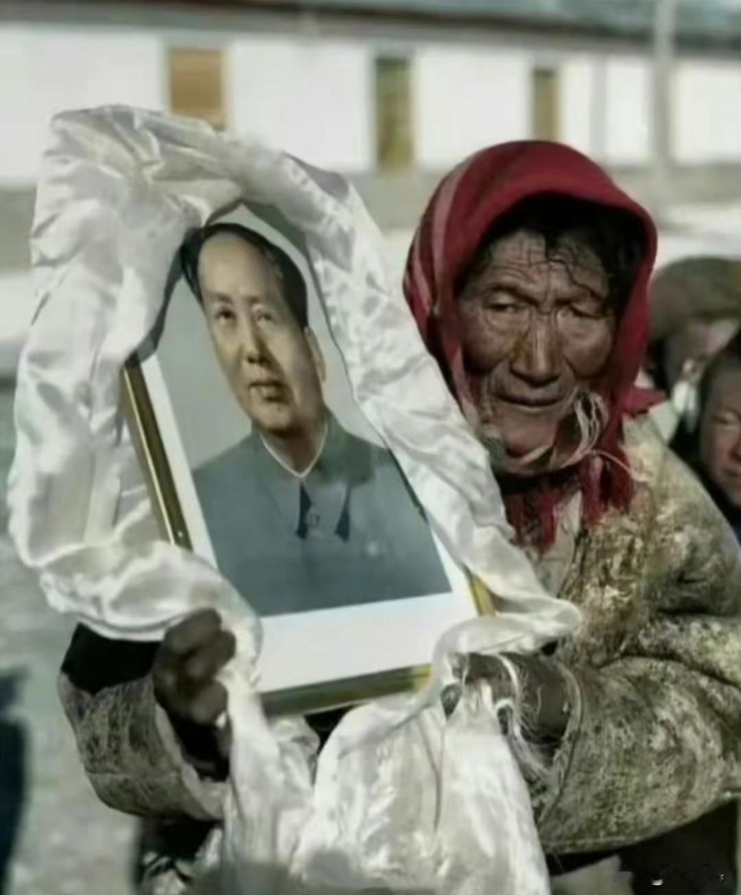 今天刷到个特别触动的画面！一位藏民大哥乔迁新居，家里家具家电全用卡车拉，唯独把毛