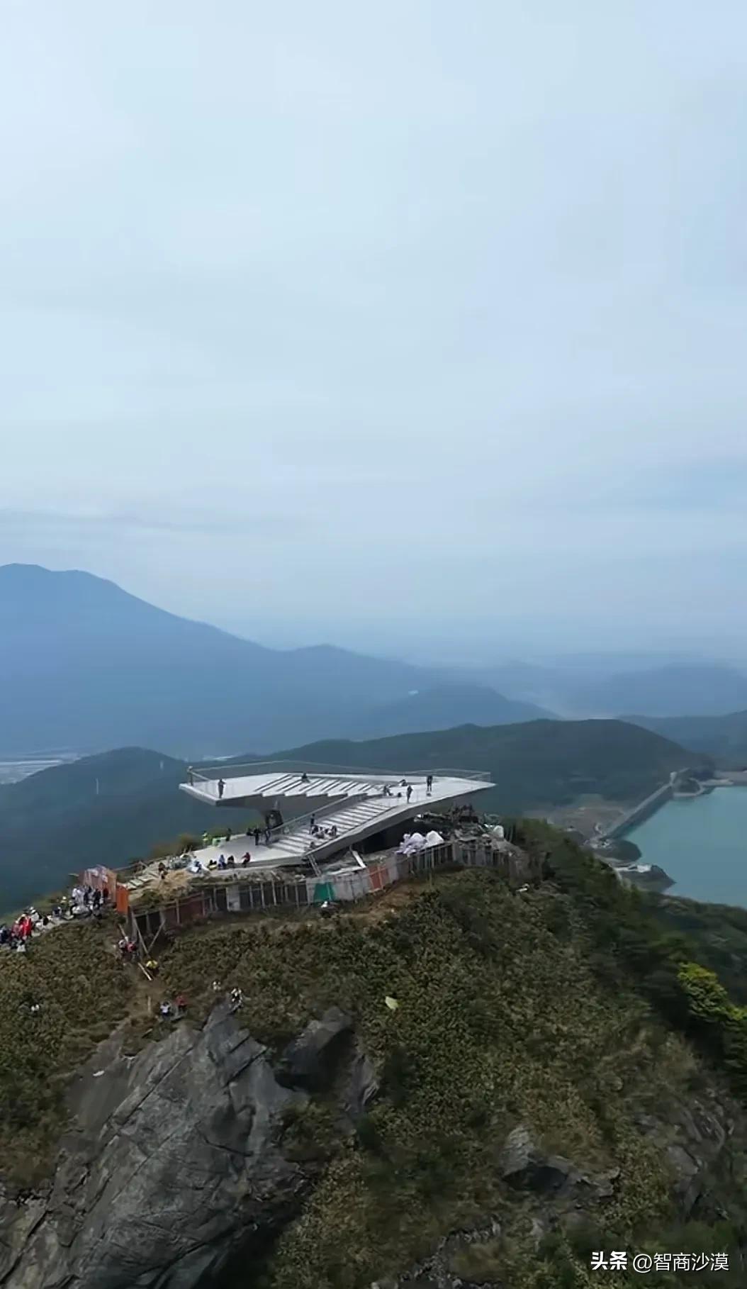 这是谁想出来的设计？不得不赞👍
梅沙尖这个山顶登天观景台，一改传统塔顶式凉亭设