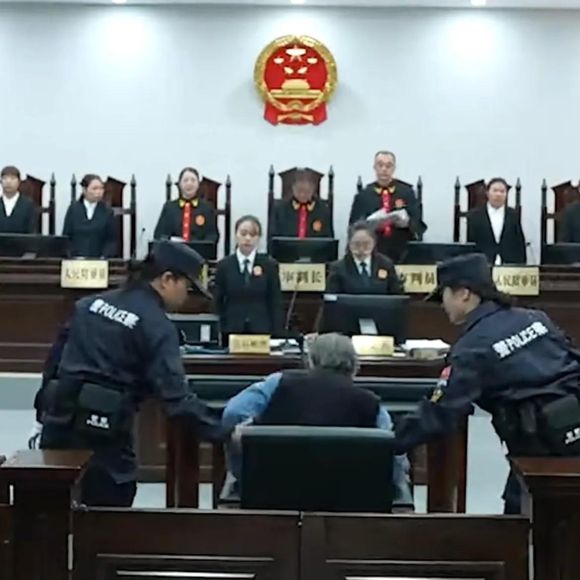 今天上午，庭审现场画面！余华英重审一审死刑！余华英当庭表示上诉。

眼神露出凶光