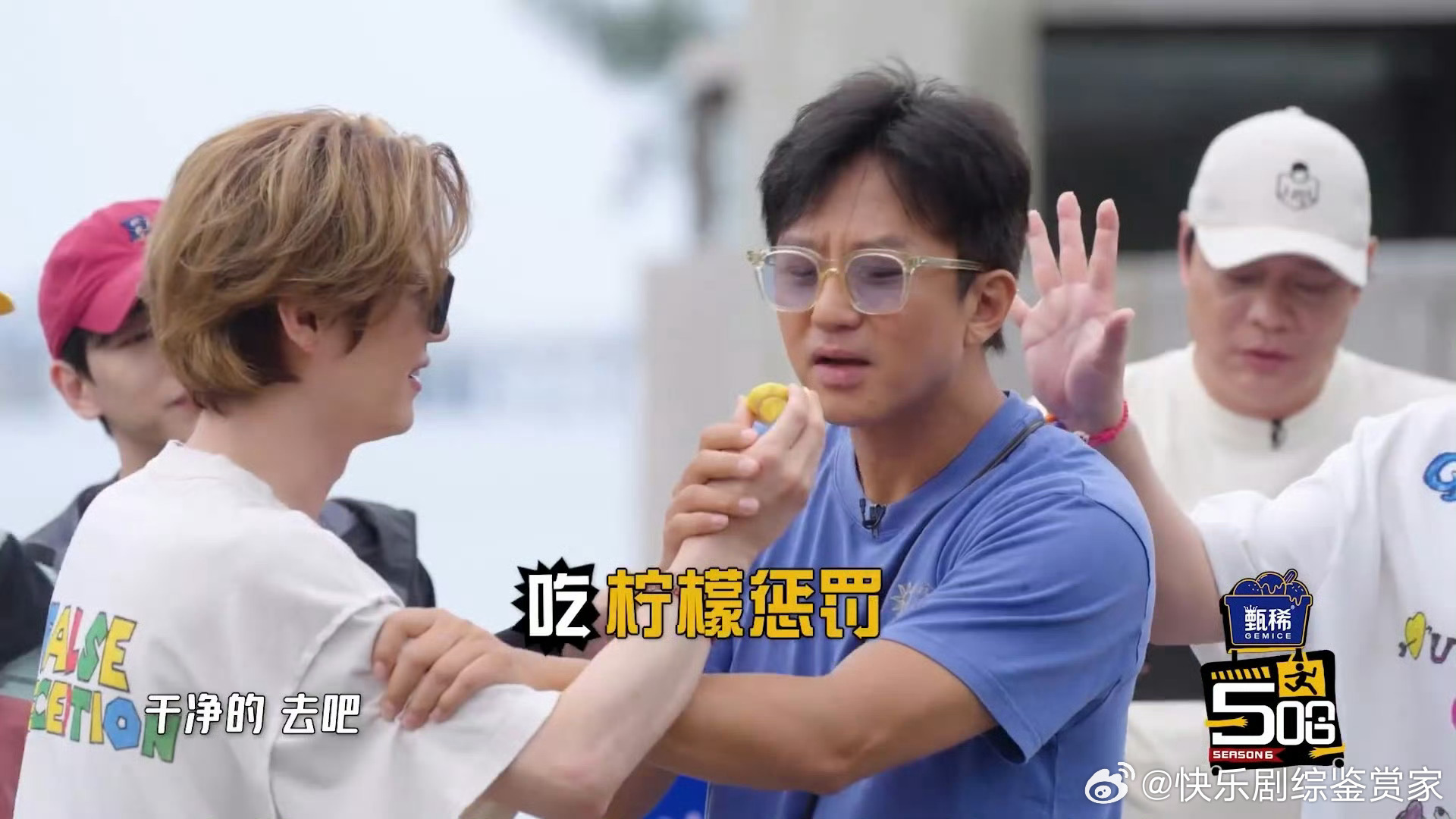 鹿晗白到发光了邓超鹿晗肤色差好明显 说真的，这对比看一次笑一次。邓超的肤色像扎实
