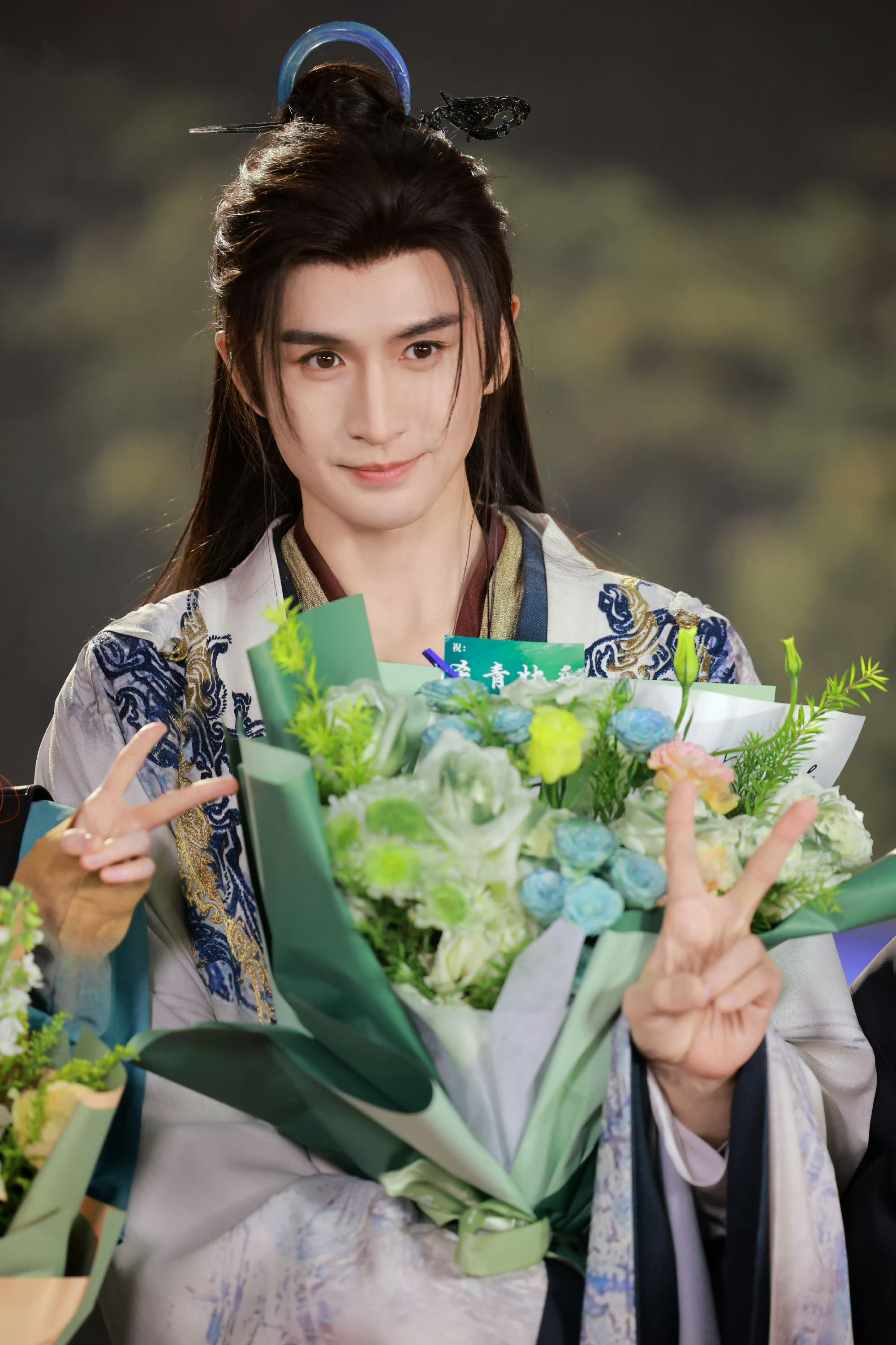 是萧逸寒高清的美貌，好媚啊 终于看到这么高清的师尊啦