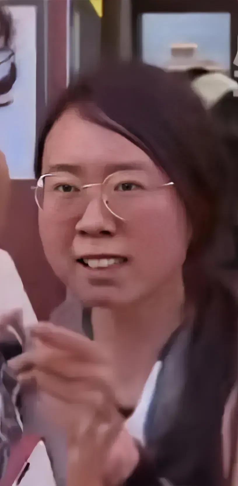 五一节日期间，这对四川母女都快火遍全国了，一场霸道的插队走进千家万户！
面目狰狞