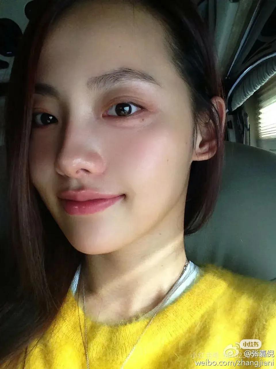 不单脸型和眉眼长得媚，
眼神和肢体动作也很媚，
先天的，比她美的没她媚，
比她媚