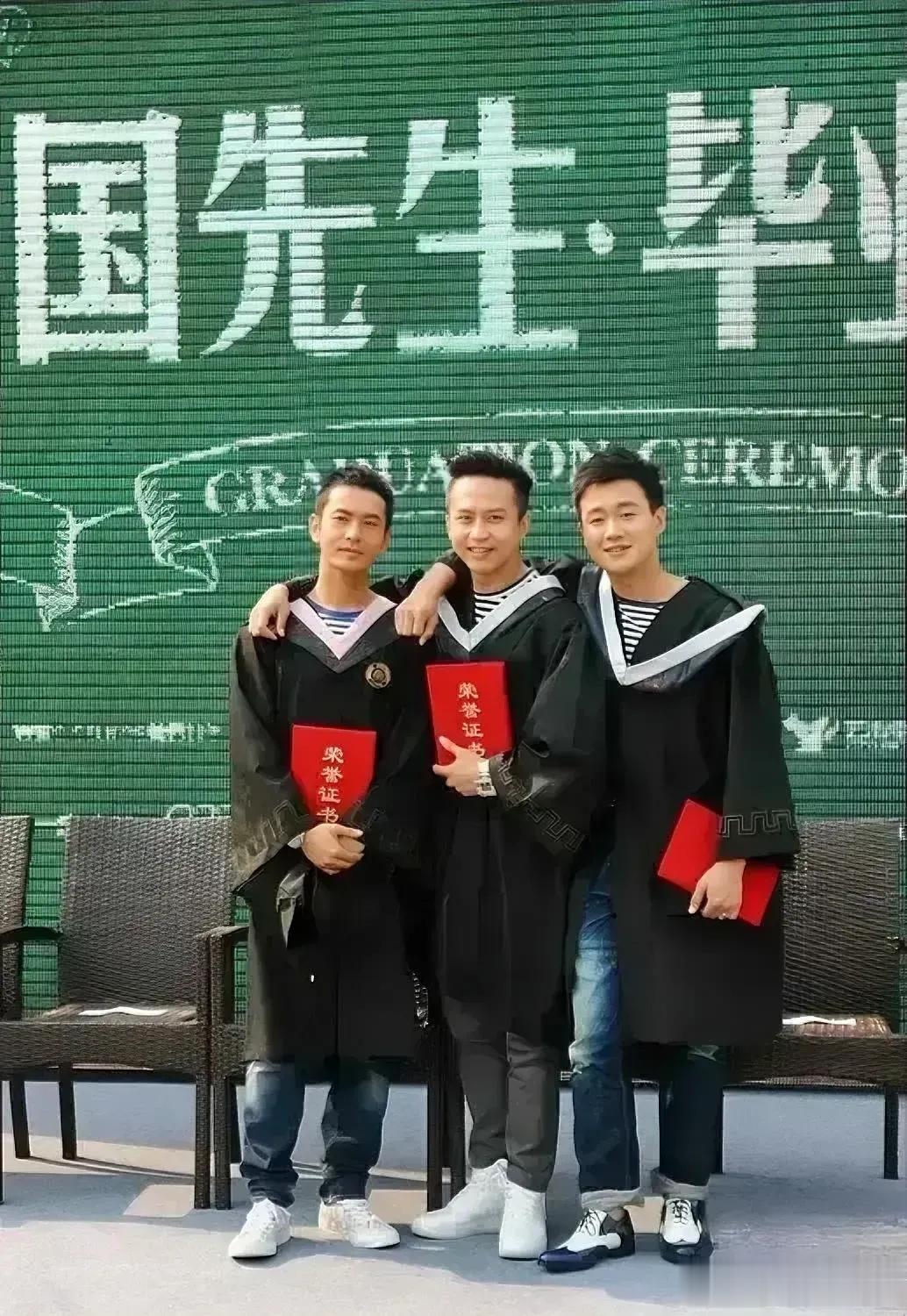 三个人的学生照，黄晓明肯定是输了